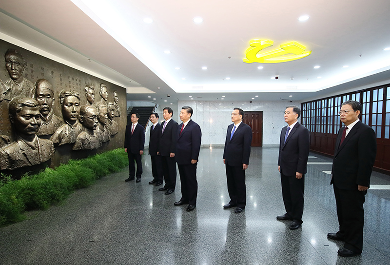 10月31日上午,党的十九大闭幕仅一周,习近平和李克强、栗战书、汪洋、王沪宁、赵乐际、韩正,从北京乘专机来到上海,到兴业路76号集体瞻仰中共一大会址。